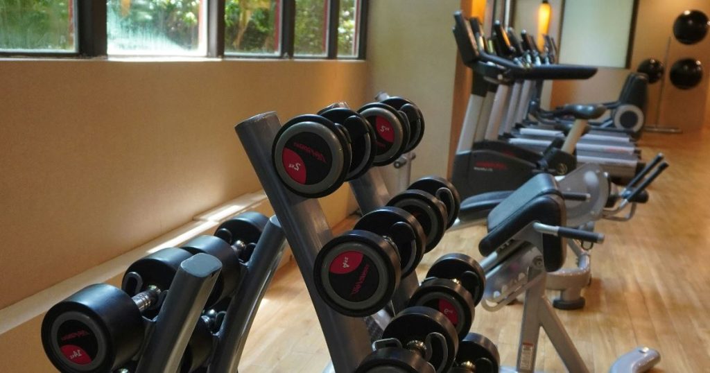 crosstrainer kuntosalilla