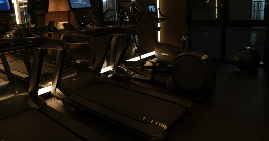 juoksumatto ja kävelymatto kuntosalilla