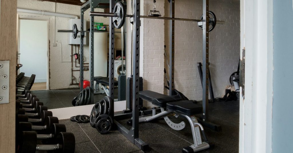 kyykkyteline kuntosalilla